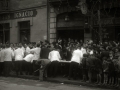 PARTICIPANTES EN UNA CARRERA DE CAMARERO DURANTE UNAS FIESTAS EN SAN SEBASTIAN. (Foto 4/7)