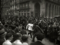 PARTICIPANTES EN UNA CARRERA DE CAMARERO DURANTE UNAS FIESTAS EN SAN SEBASTIAN. (Foto 5/7)