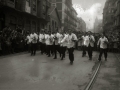 PARTICIPANTES EN UNA CARRERA DE CAMARERO DURANTE UNAS FIESTAS EN SAN SEBASTIAN. (Foto 7/7)