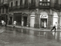 PERSONAS REFUGIANDOSE DEL VIENTO Y DE LA LLUVIA DURANTE UNA TORMENTA EN SAN SEBASTIAN. (Foto 1/3)