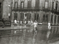 PERSONAS REFUGIANDOSE DEL VIENTO Y DE LA LLUVIA DURANTE UNA TORMENTA EN SAN SEBASTIAN. (Foto 3/3)