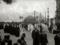 PROCESION CON EL SANTISIMO BAJO PALIO PASANDO POR LOS JARDINES DE ALDERDI EDER, DELANTE DEL AYUNTAMIENTO DE SAN SEBASTIAN. (Foto 1/1)