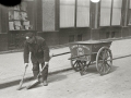 UN BARRENDERO CON SU CARRO LIMPIANDO UNA CALLE DE SAN SEBASTIAN. (Foto 1/1)