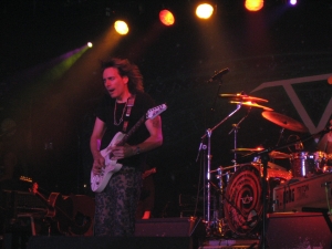 Steve Vai Bergaran.