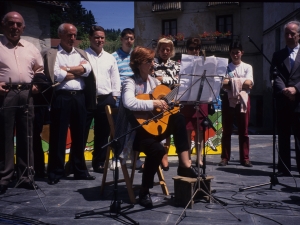 Gitarra-jotzailearen emanaldia herriko plazan