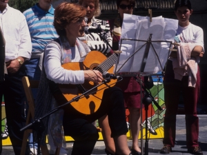 Gitarra-jotzailearen emanaldia herriko plazan