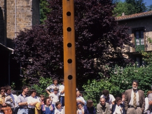 Juan Ignazio Iztuetaren omenezko Txistuaren eskulturaren inaugurazioa. Ondoan Ricardo Ugarte artista