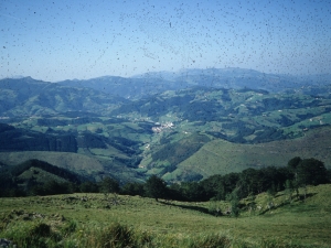 Zaldibiako herri eta inguruko mendien ikuspegi panoramikoa