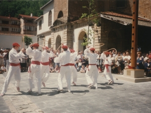 Dantzariak arku dantza-dantzatzen herriko plazan