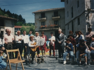 Gitarra-jotzailearen emanaldia herriko plazan