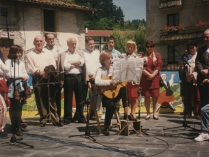 Gitarra-jotzailearen emanaldia herriko plazan