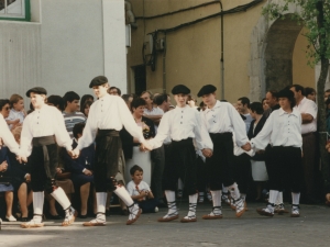 Dantzari gazteak herriko plazan Juan Ignazio Iztuetaren omenaldian