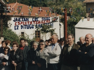 Herritarrak bertsolari-saioa entzuten Santa Fe jaietan