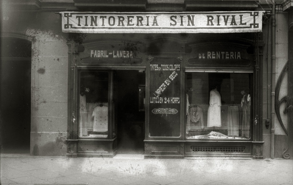 File:Fachada de la tintorería Sin Rival situada en la calle San Martín ...