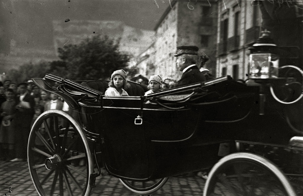 File:Los reyes Alfonso XIII, María Cristina y Victoria Eugenia junto a ...